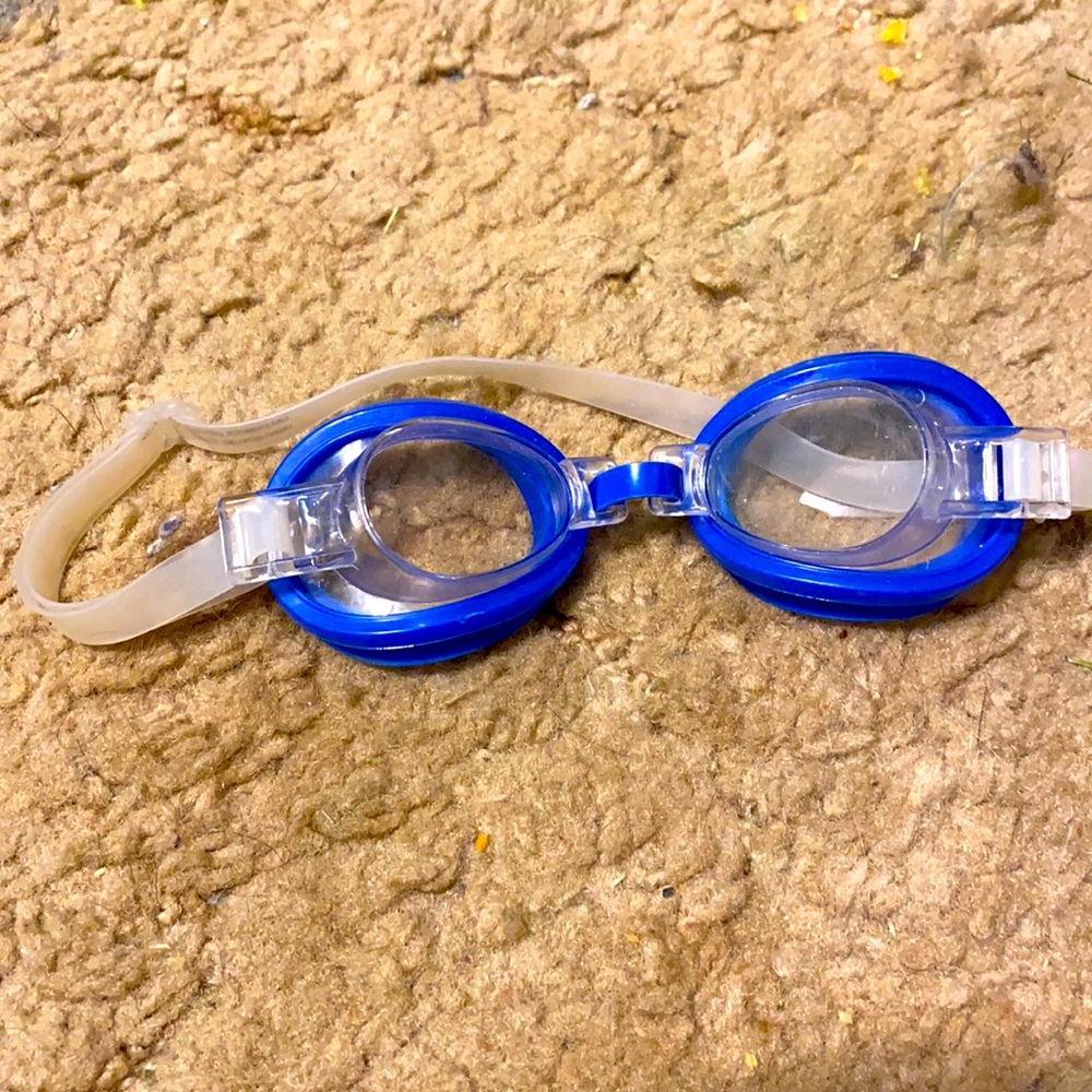 Swimming goggles